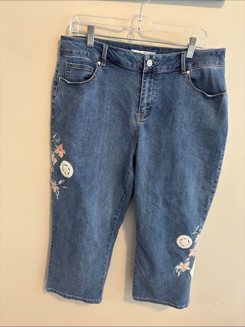 Cato Women 16W High Rise Cropped Jeans Embroidered Floral Blue Denim Capris Plus